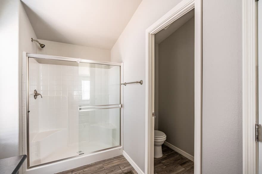 Mountain ridge 28643b bathroom home features