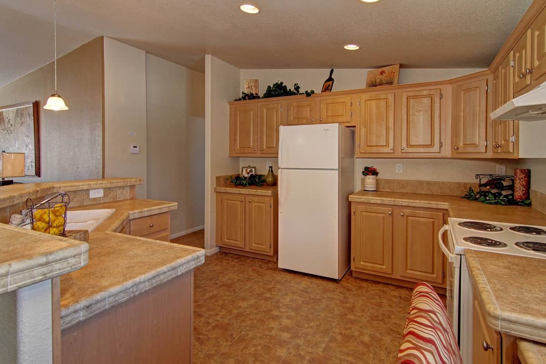 Sunrise 3252 kitchen home features