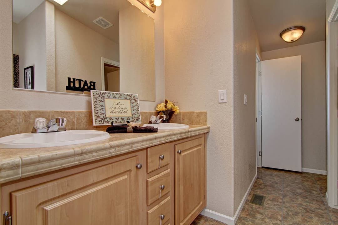 Sunrise 3252 bathroom home features