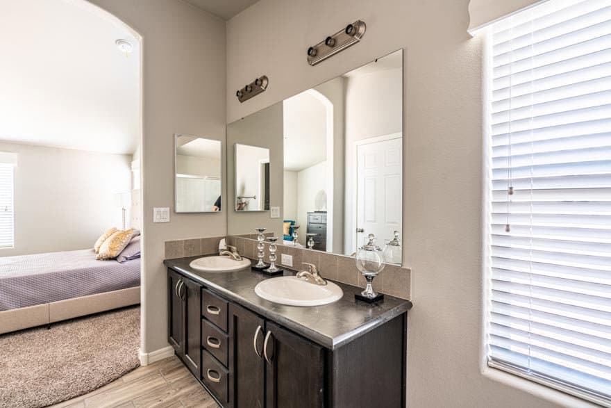 Mountain ridge 28643b bathroom home features