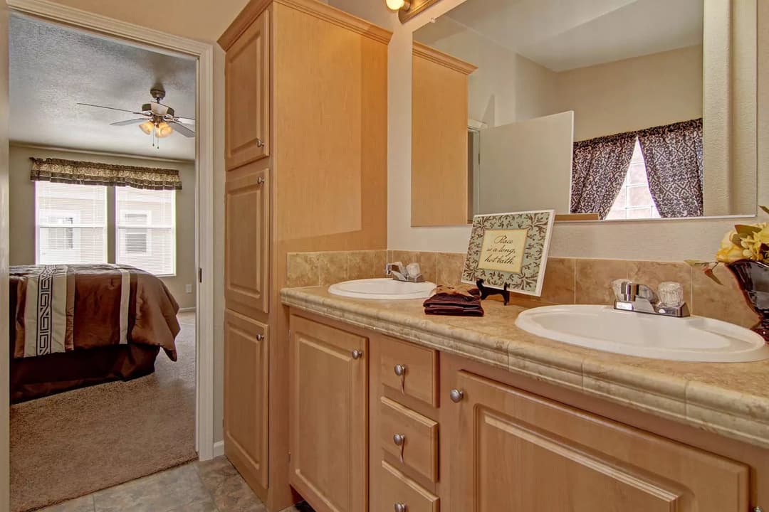 Sunrise bathroom home features